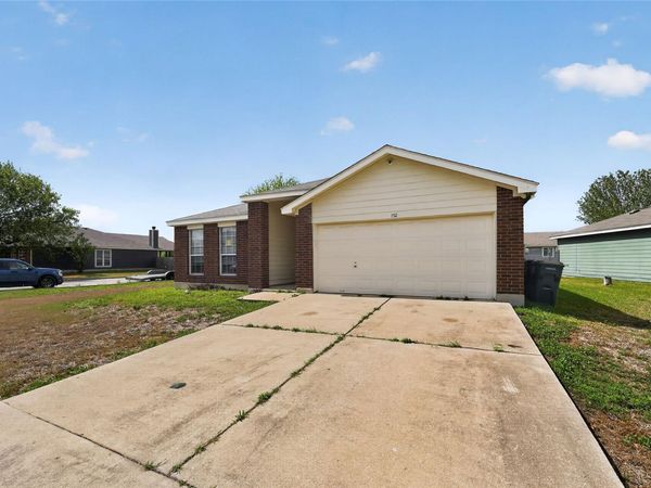 152 Eagle DR, Luling, TX 78648