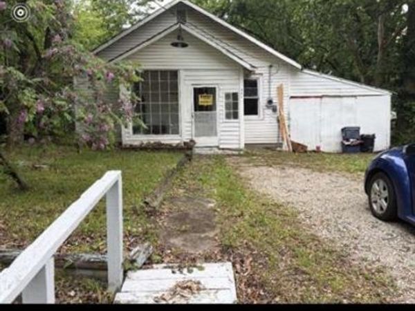 904 W Division Street , Bolivar, MO 65613