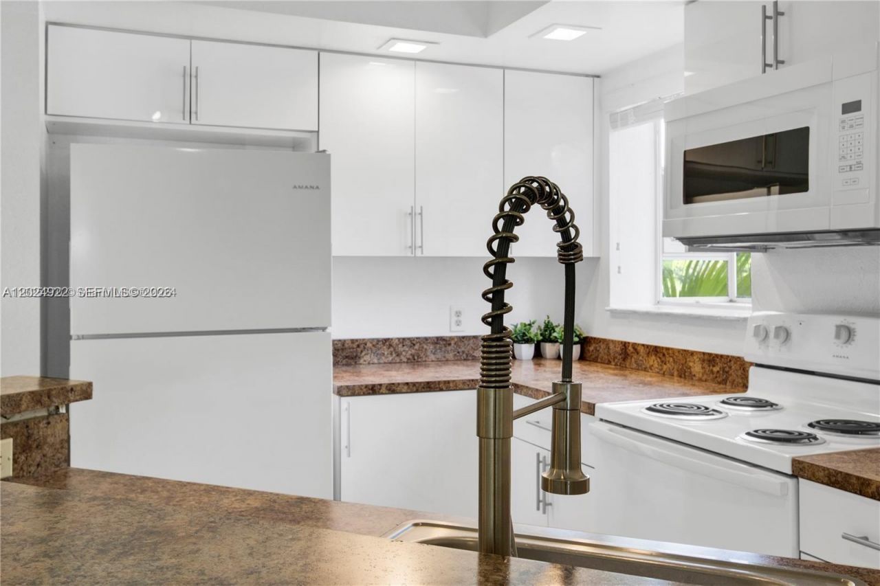 3420 N Pinewalk Dr N , Unit 717, Margate, FL 33063 Photo