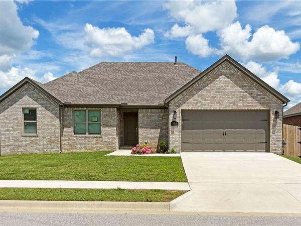903 W Carley Drive , Siloam Springs, AR 72761