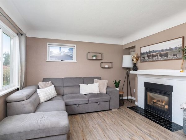 545 Tait St , Saanich, BC V8Z 4V6