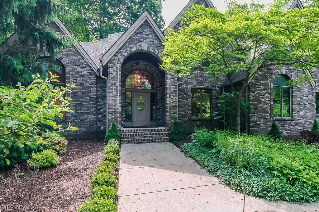 9323 Regency Woods Drive, Kirtland, OH 44094