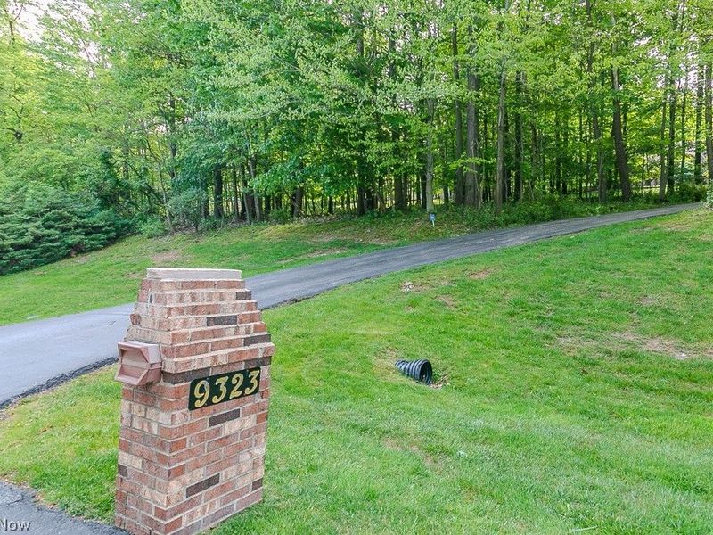 9323 Regency Woods Drive, Kirtland, OH 44094 Photo 2
