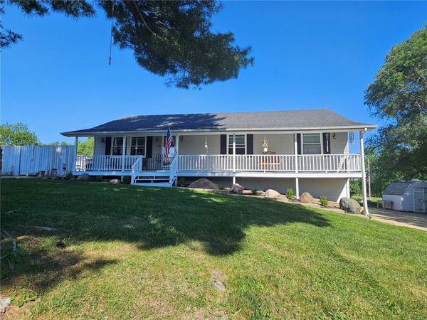 200 Park Pl , Anamosa, IA 52205
