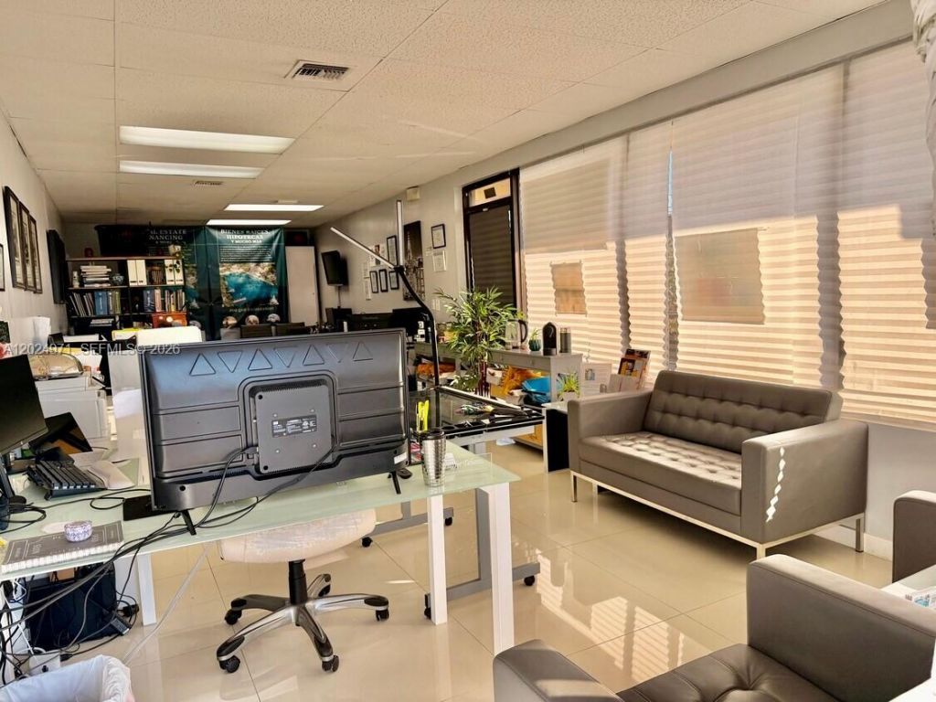 1101 SW 8th St , Unit 203, Miami, FL 33130 Photo