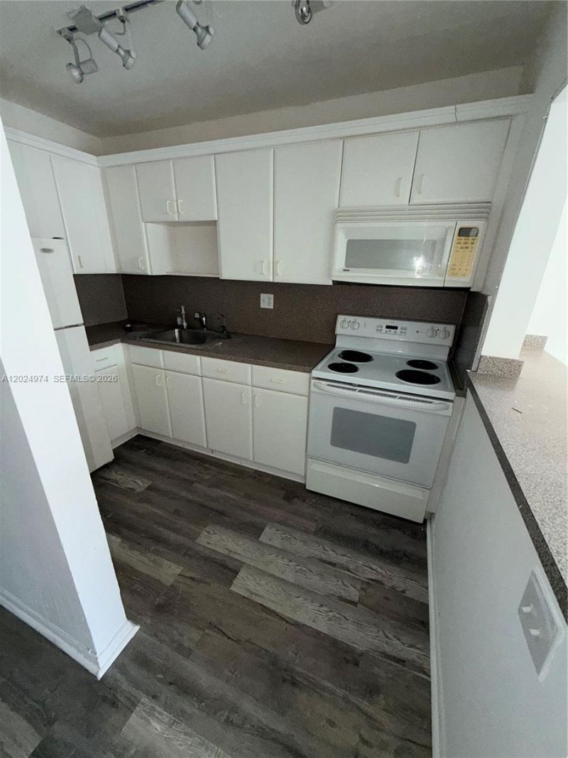 1470 NE 125th Ter , Unit 605, North Miami, FL 33161 Photo