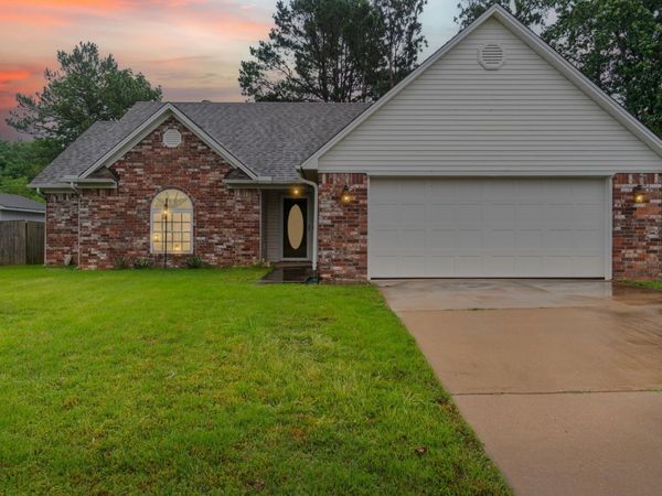 300 Jennifer Ln., Searcy, AR 72143