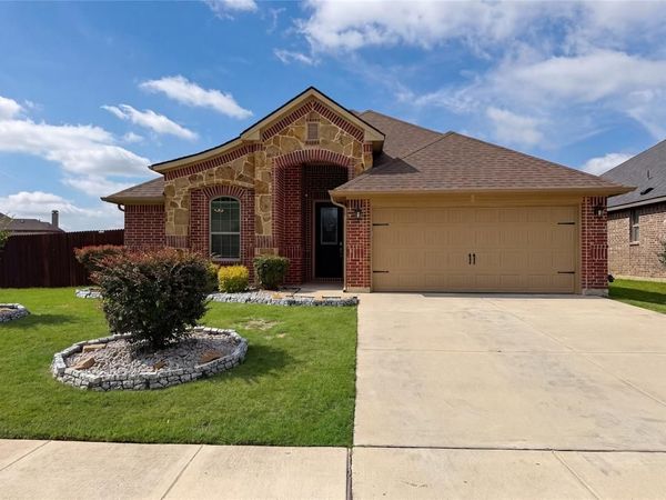 709 Ravenwood Drive, Saginaw, TX 76179