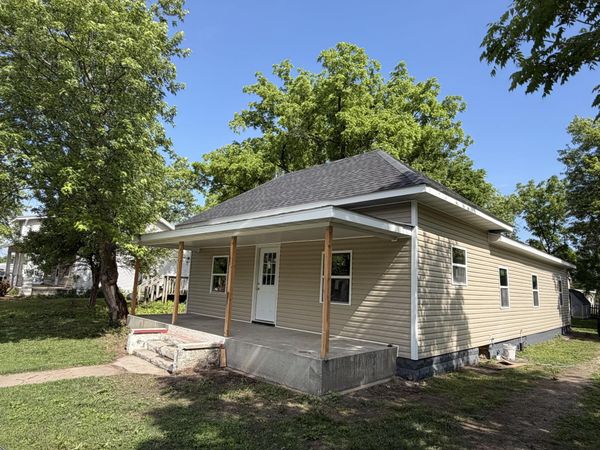305 E Rock Street , Aurora, MO 65605