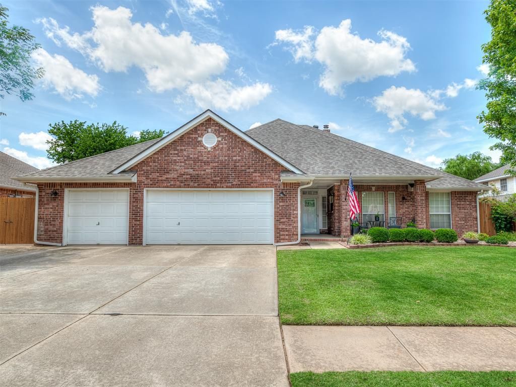 204 Castle Rock Road, Yukon, OK 73099 Main Photo