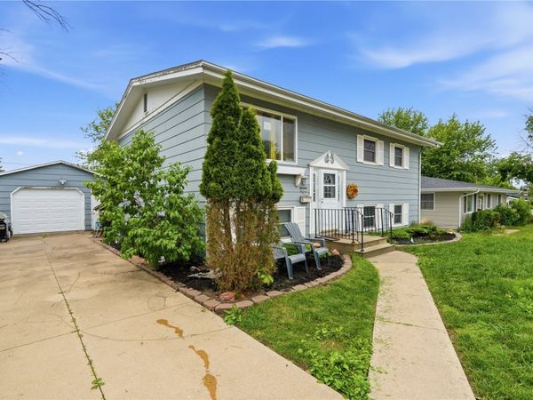 945 Westview Dr, Marion, IA 52302