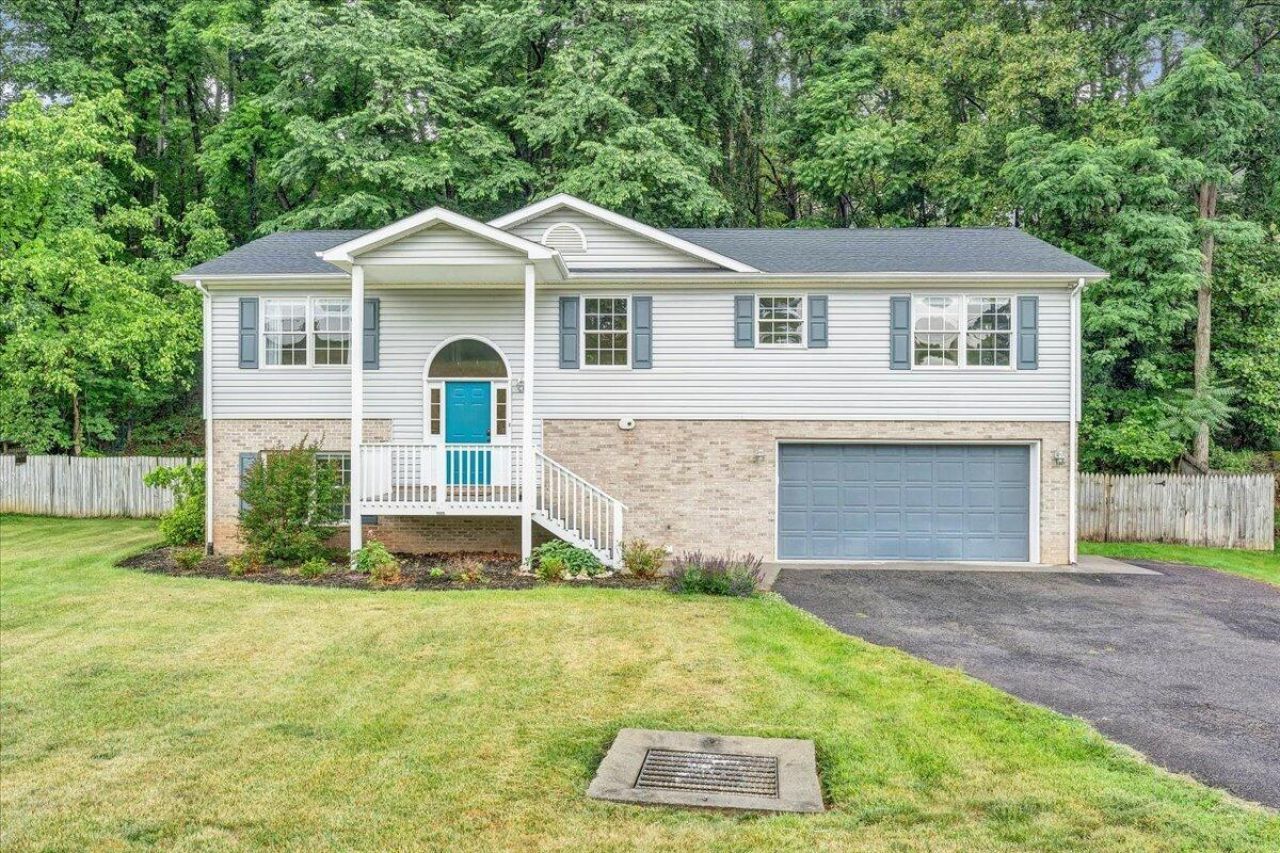 120 Upland Dr, Salem, VA 24153 Main Photo