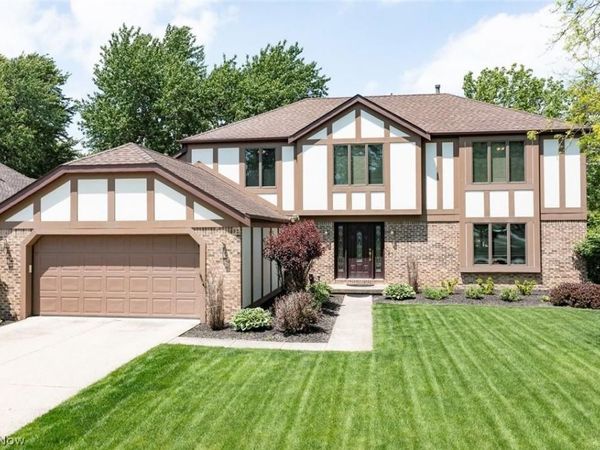 18399 Yorktown Oval , Strongsville, OH 44136