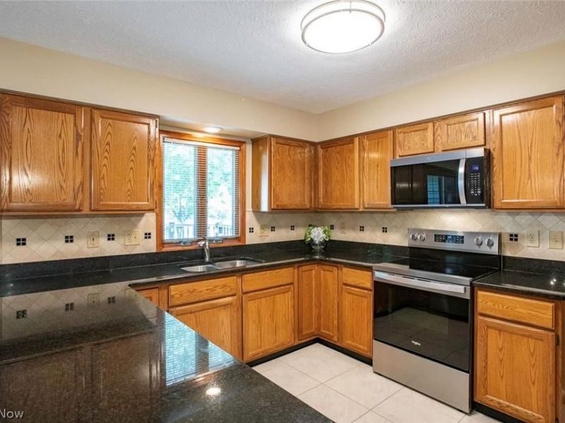 18399 Yorktown Oval , Strongsville, OH 44136 Photo 13