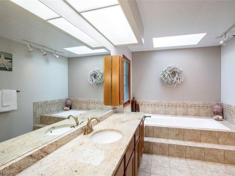 18399 Yorktown Oval , Strongsville, OH 44136 Photo 28
