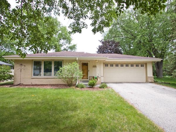 1705 Chapman DRIVE, Waukesha, WI 53189
