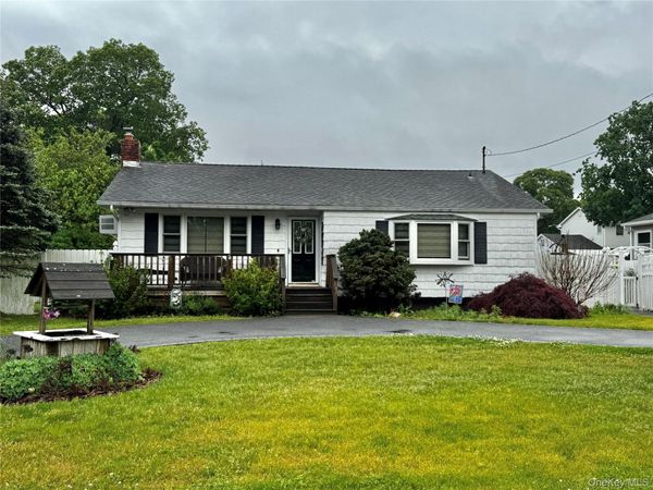 30 Woodmere Place , Selden, NY 11784