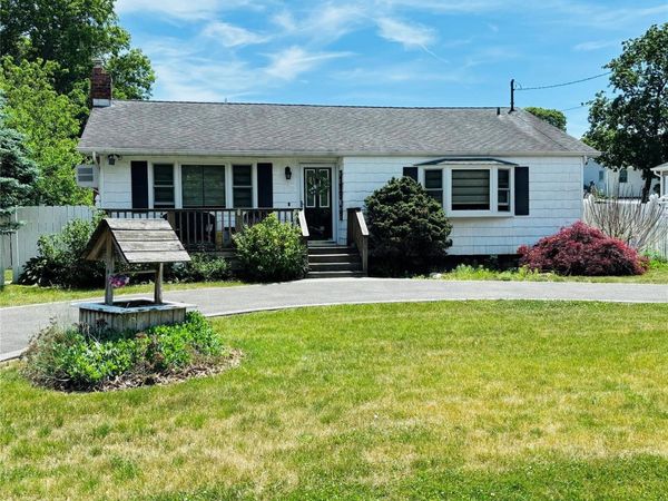 30 Woodmere Place, Selden, NY 11784