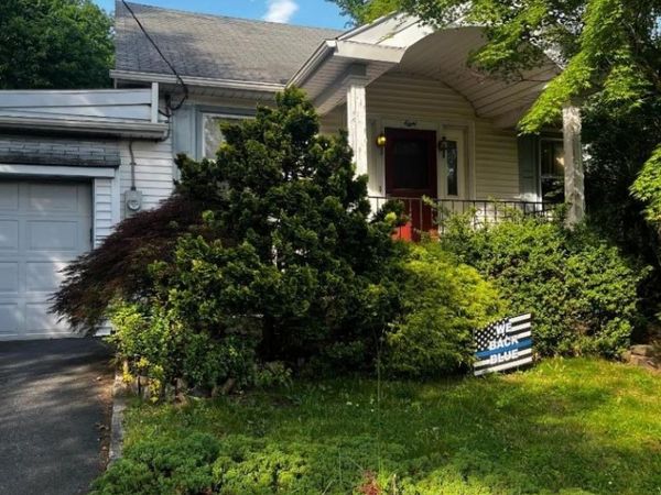 8 Beach Rd, Verona, NJ 07044