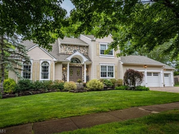 22 Hawthorn Dr, Roxbury, NJ 07876