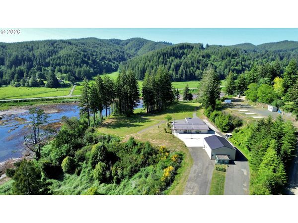 94475 Golf Course LN, North Bend, OR 97459