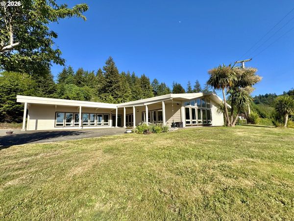 94475 Golf Course LN, North Bend, OR 97459