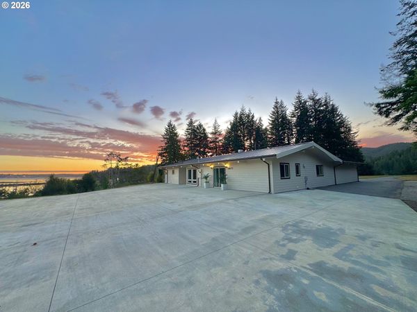 94475 Golf Course LN, North Bend, OR 97459
