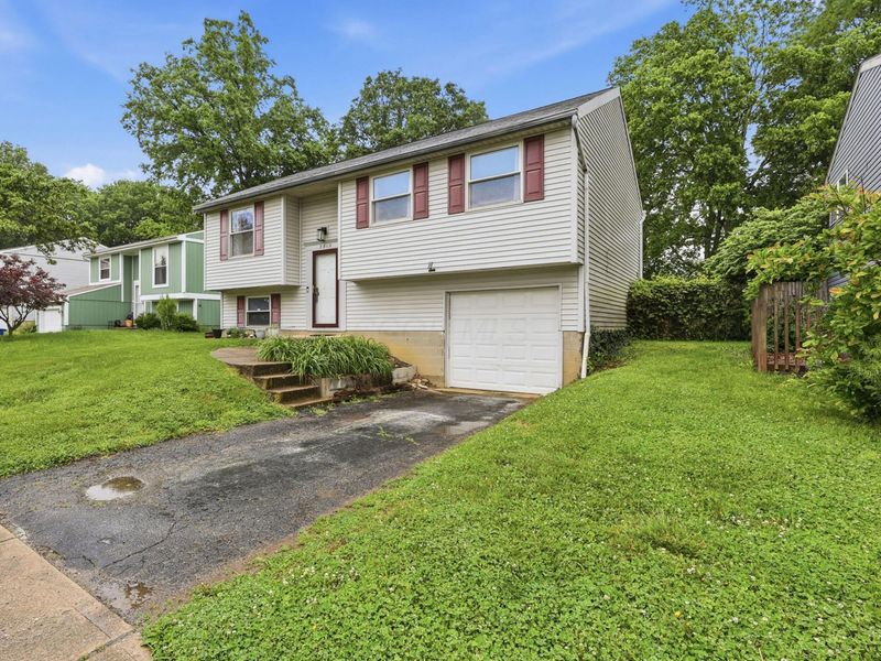 3912 Farm Brook Lane, Columbus, OH 43204 Photo 2