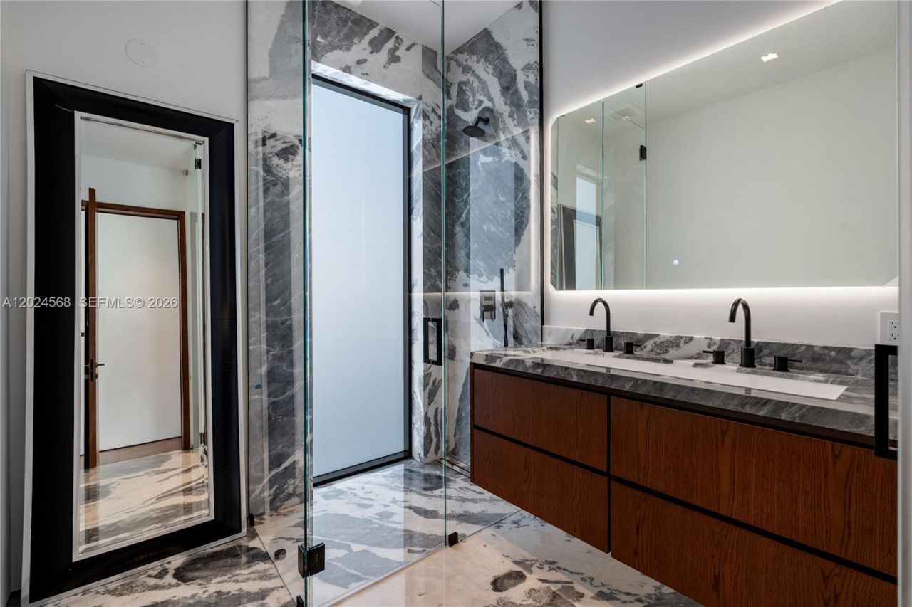 857 N Shore Dr , Miami Beach, FL 33141 Photo