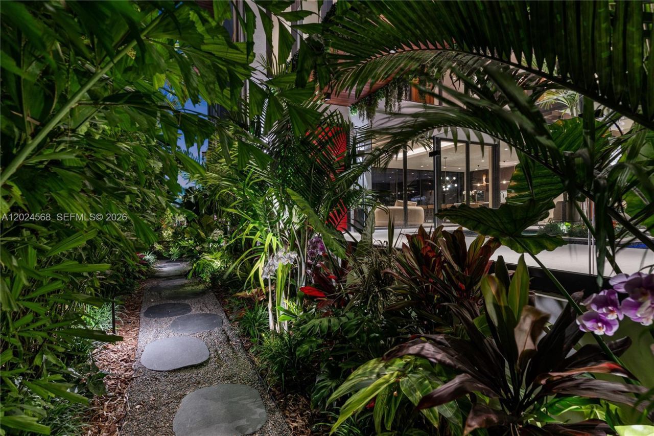 857 N Shore Dr , Miami Beach, FL 33141 Photo