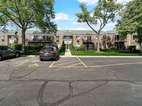 10369 DEARLOVE Road , Unit 1F, Glenview, IL 60025