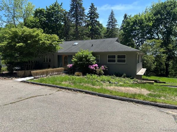 1918 Sherwood Glen, Bloomfield Hills, MI 48302