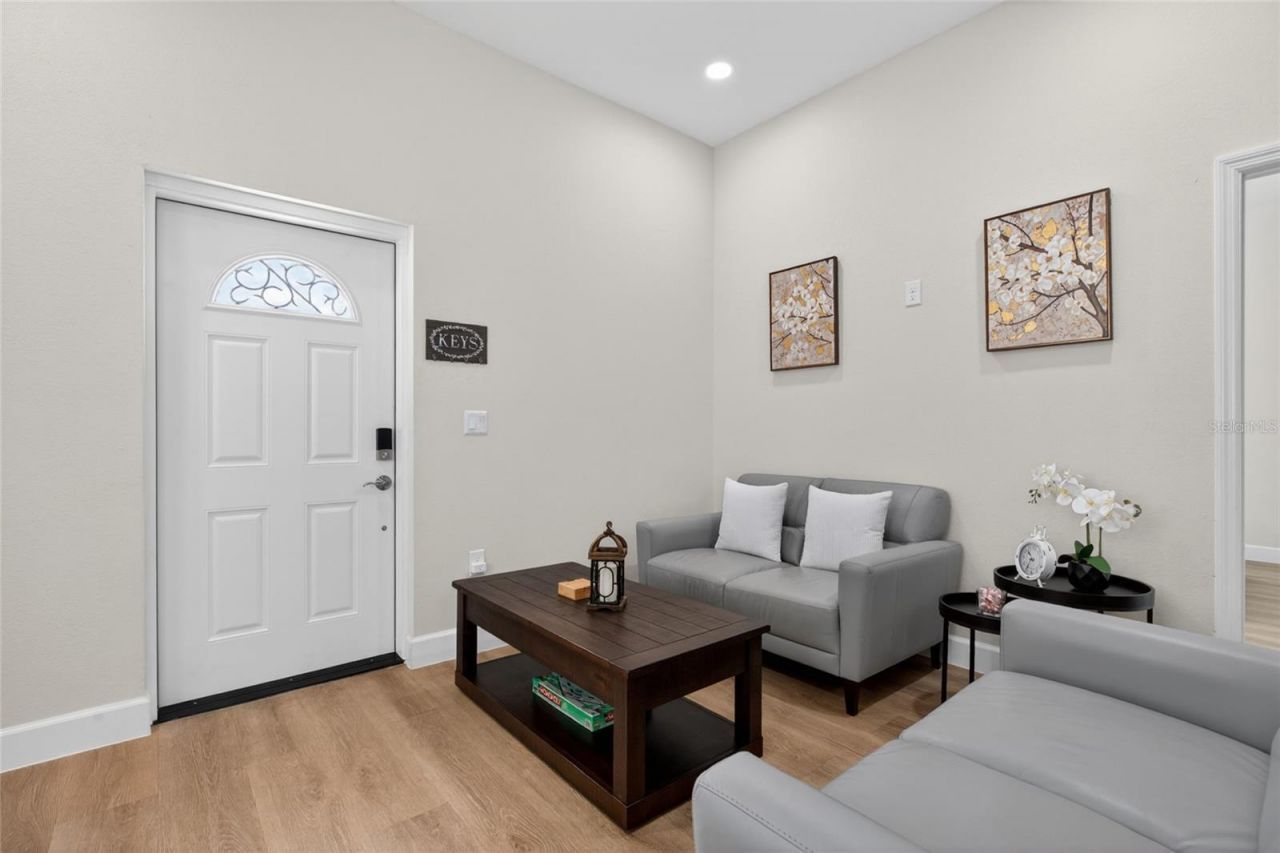 10402 N Pawnee Avenue, Tampa, FL 33617 Photo