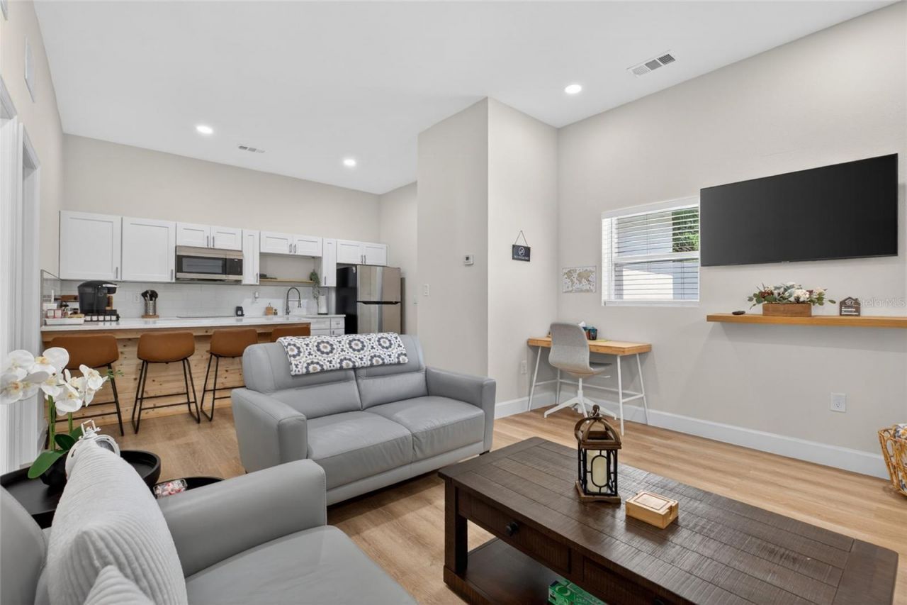 10402 N Pawnee Avenue, Tampa, FL 33617 Photo