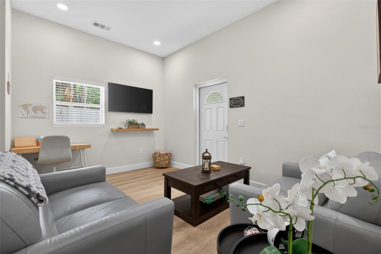 10402 N Pawnee Avenue, Tampa, FL 33617 Photo
