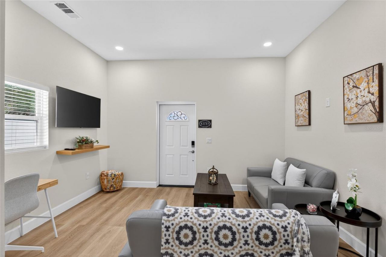 10402 N Pawnee Avenue, Tampa, FL 33617 Photo