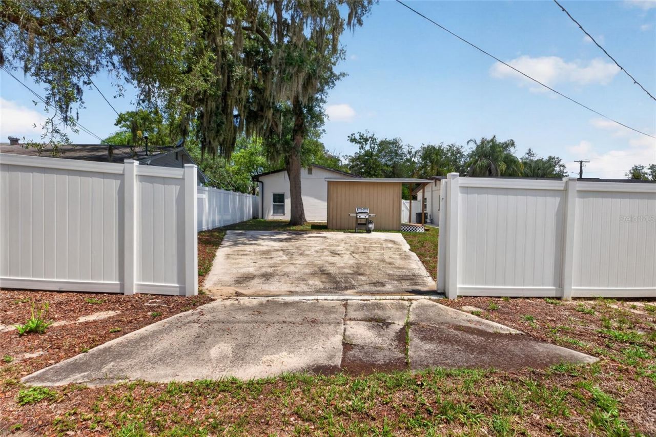 10402 N Pawnee Avenue, Tampa, FL 33617 Photo