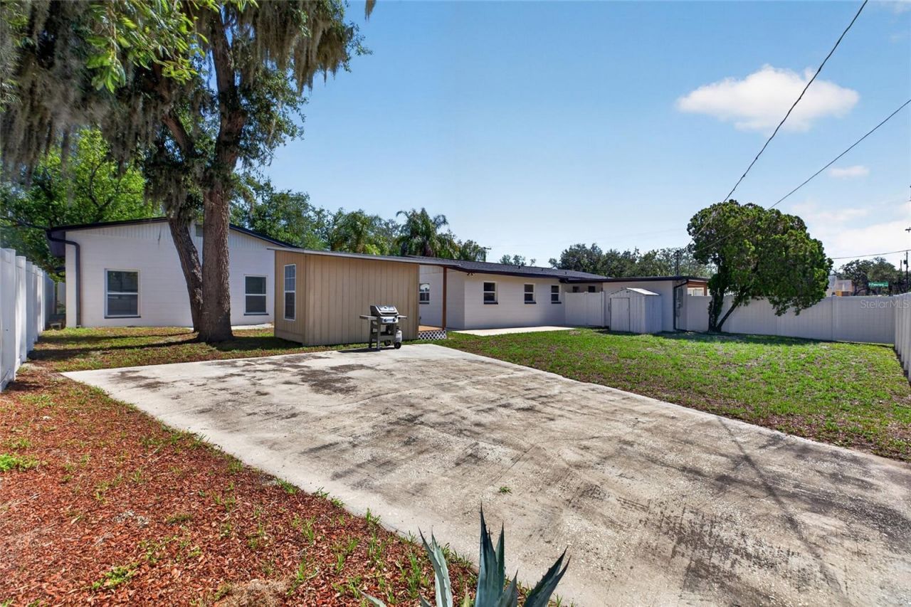 10402 N Pawnee Avenue, Tampa, FL 33617 Photo