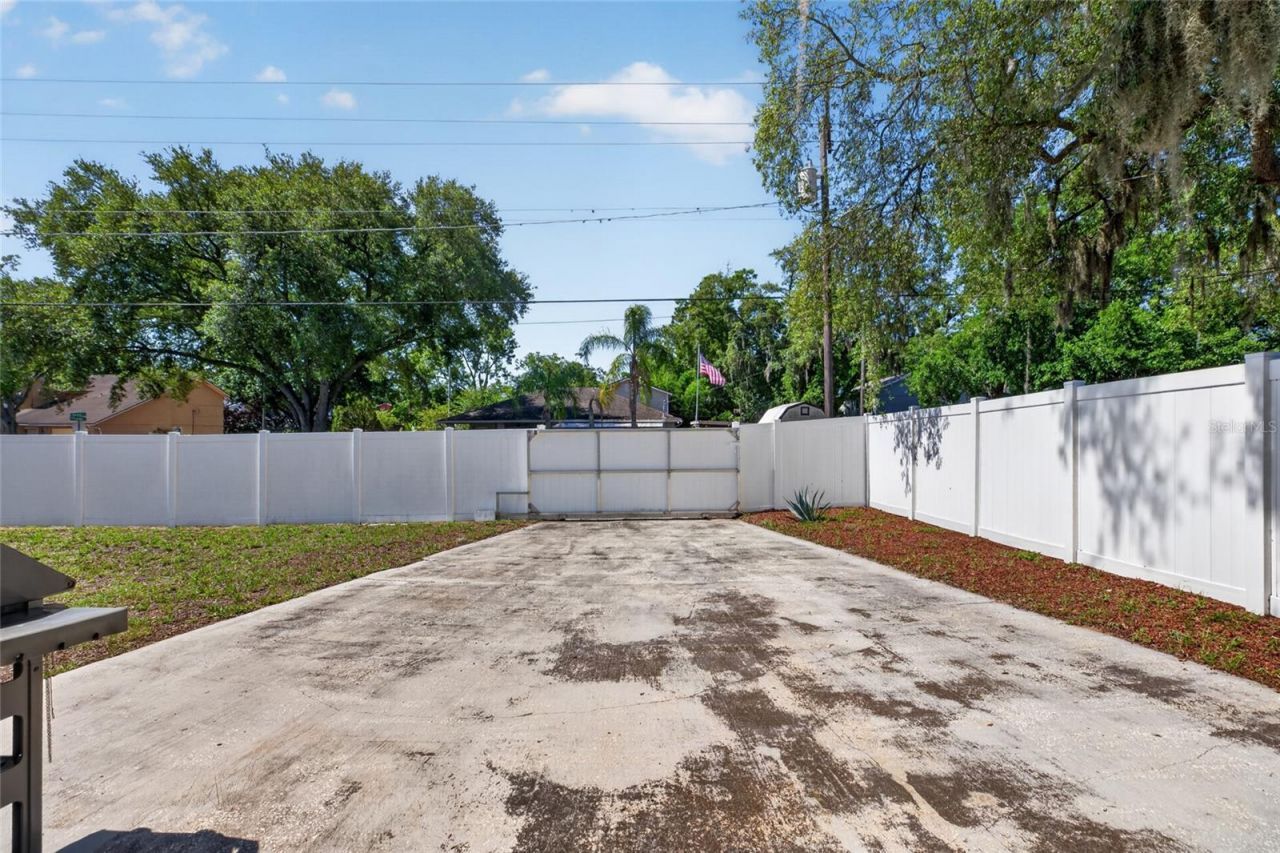 10402 N Pawnee Avenue, Tampa, FL 33617 Photo
