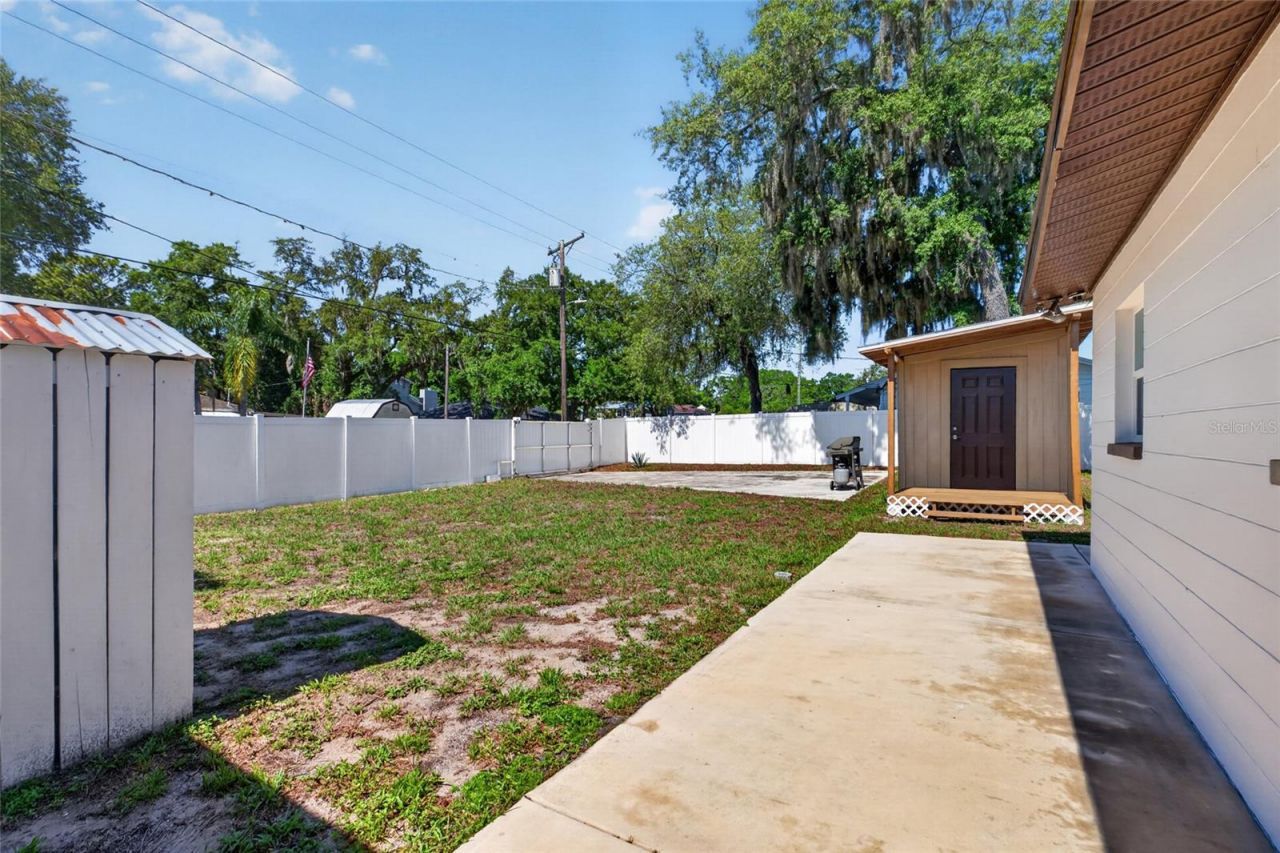10402 N Pawnee Avenue, Tampa, FL 33617 Photo