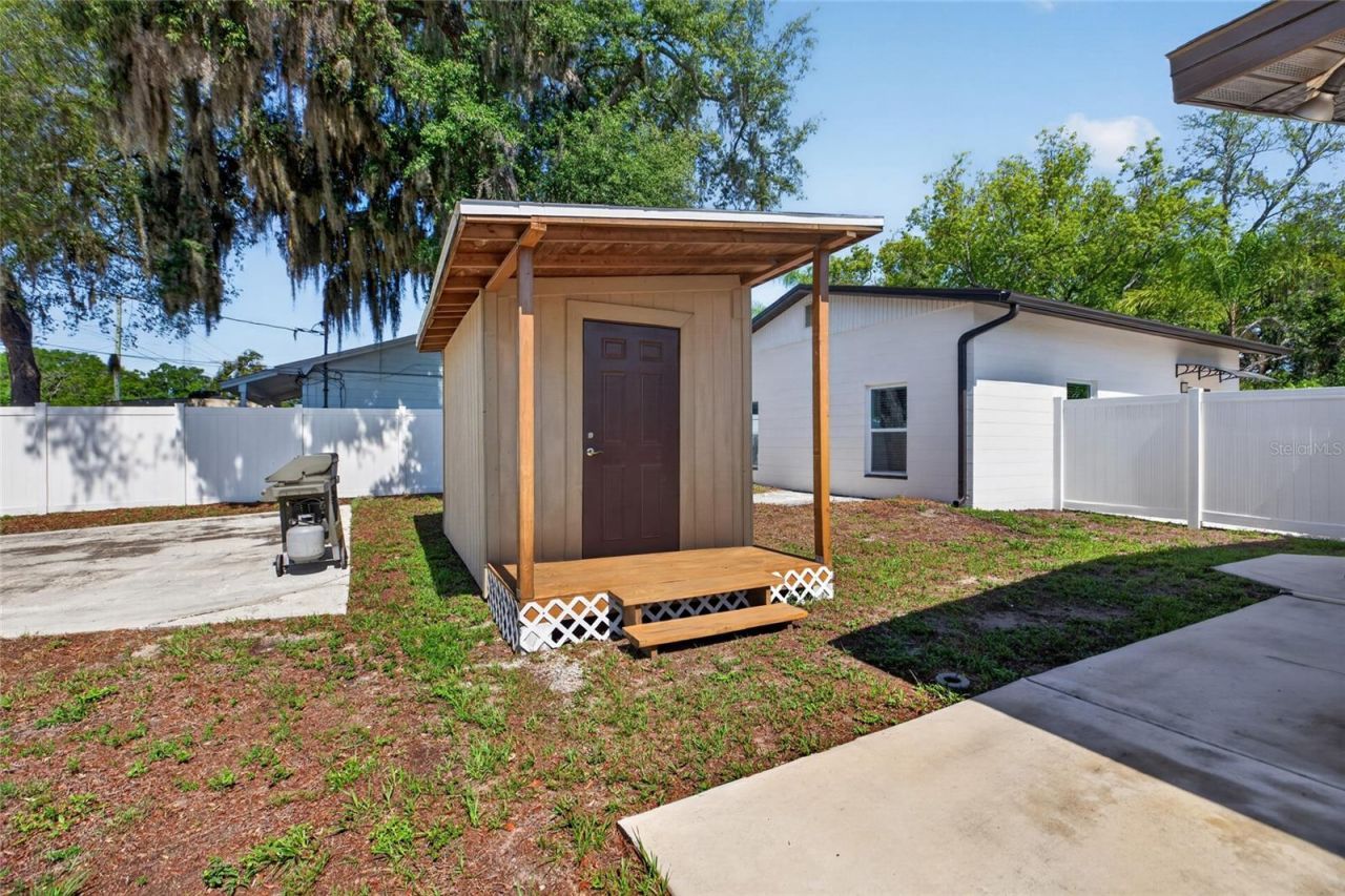 10402 N Pawnee Avenue, Tampa, FL 33617 Photo