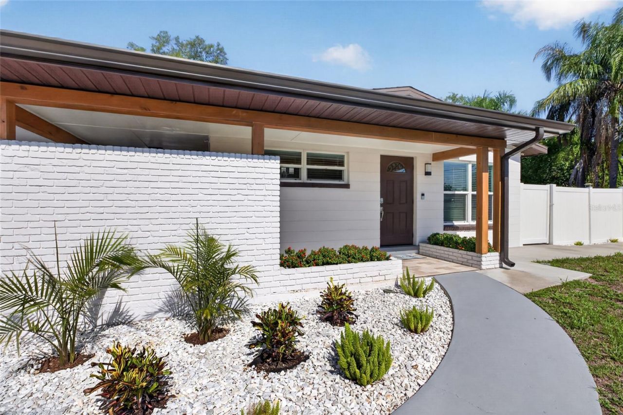 10402 N Pawnee Avenue, Tampa, FL 33617 Photo
