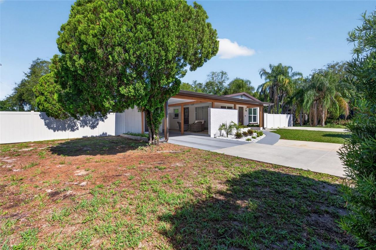 10402 N Pawnee Avenue, Tampa, FL 33617 Photo
