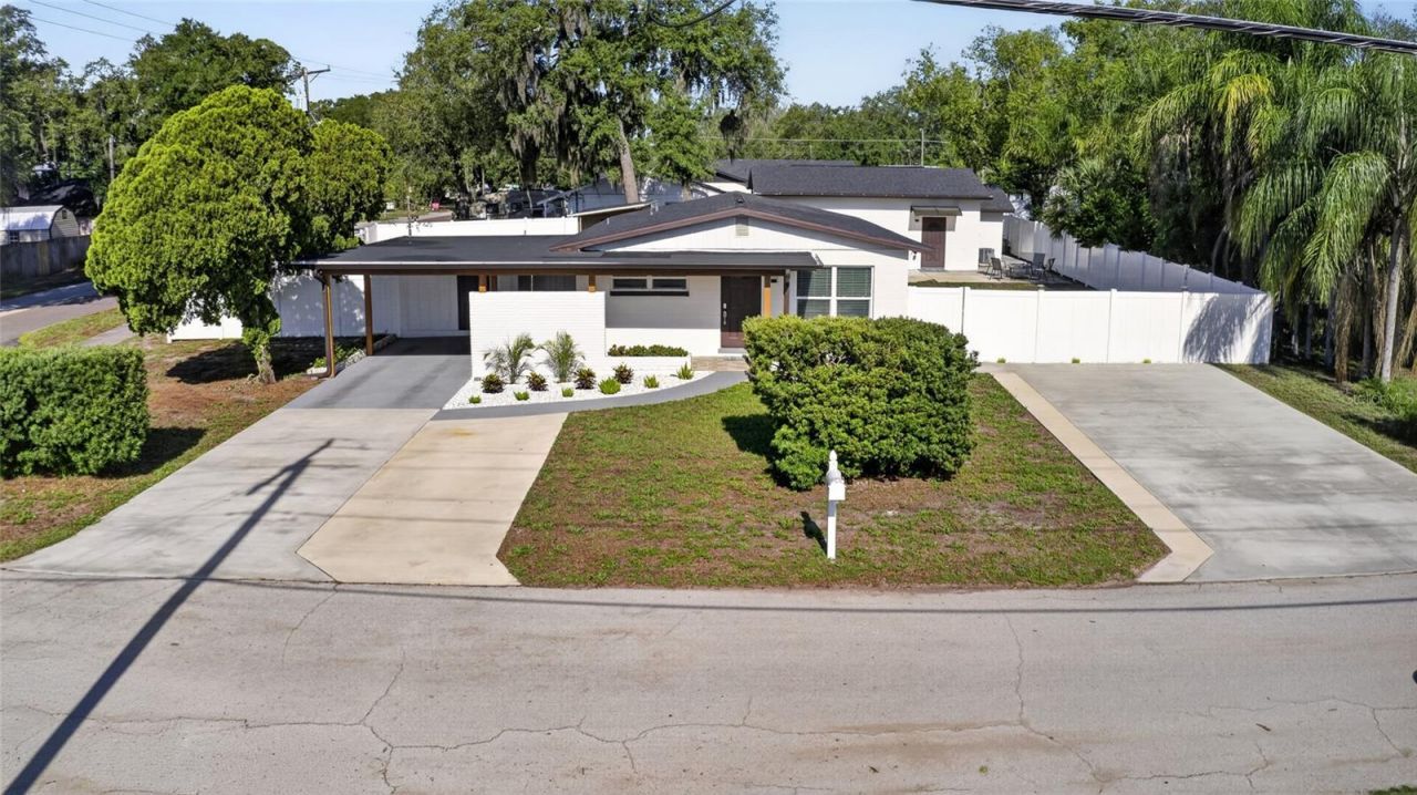 10402 N Pawnee Avenue, Tampa, FL 33617 Photo