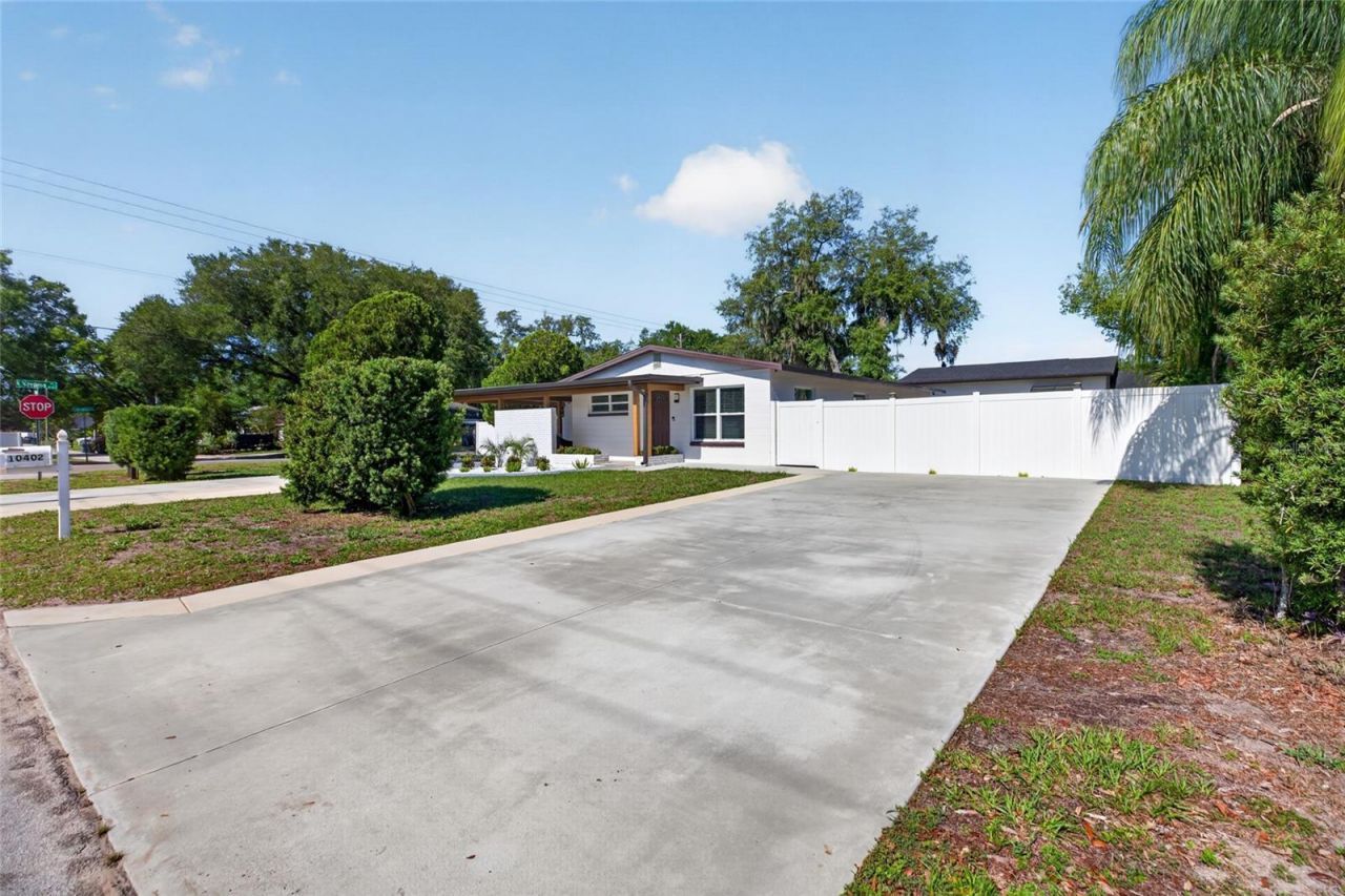 10402 N Pawnee Avenue, Tampa, FL 33617 Photo