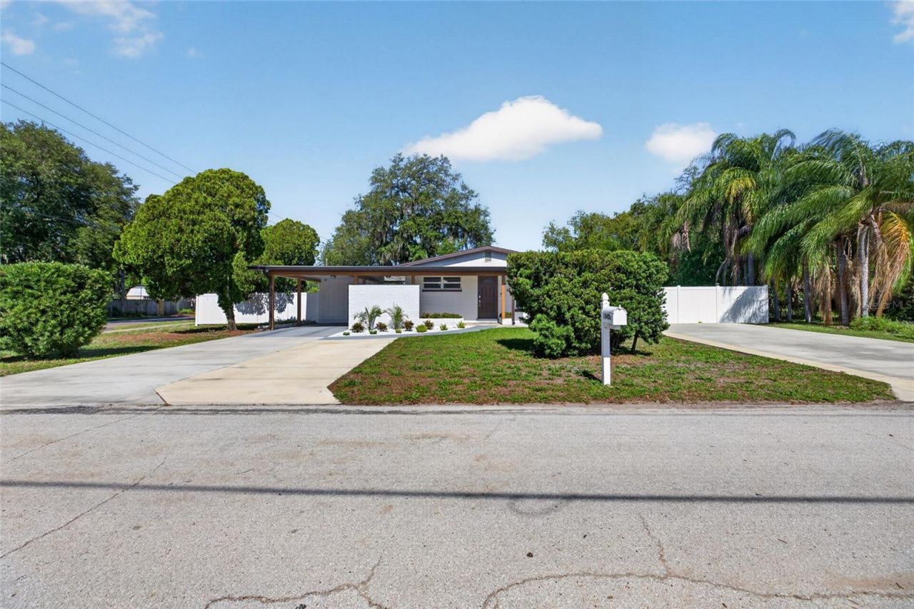 10402 N Pawnee Avenue, Tampa, FL 33617 Photo
