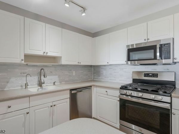 1636 King Ct, Green Brook, NJ 08812