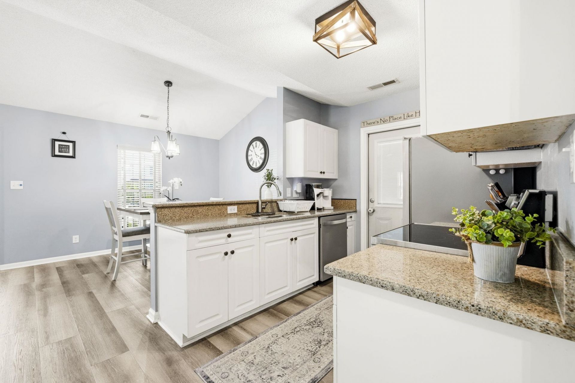 305 Worthington Circle Photo 9