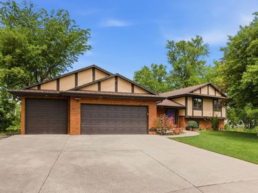 5724 Auto Club Circle, Bloomington, MN 55437