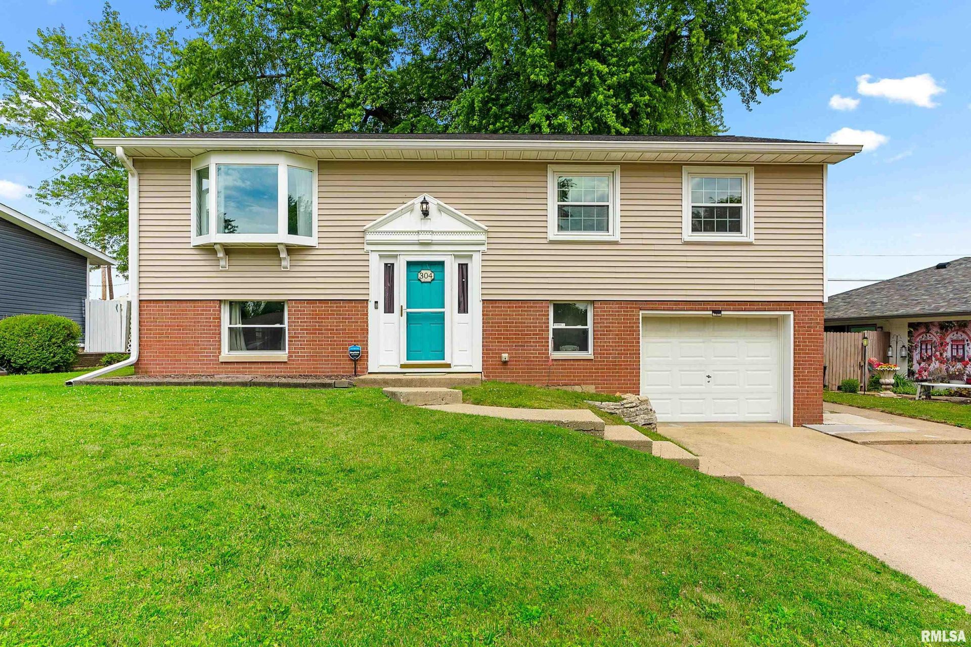 304 Dundee Road, East Peoria, IL 61611 Main Photo